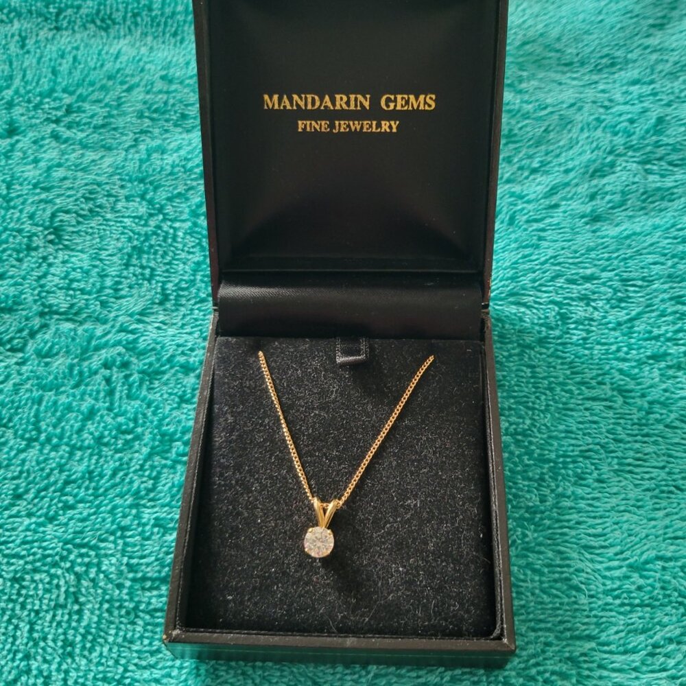 CUBIC ZIRCONIA & 18K YELLOW GOLD NECKLACE, PENDANT & CHAIN